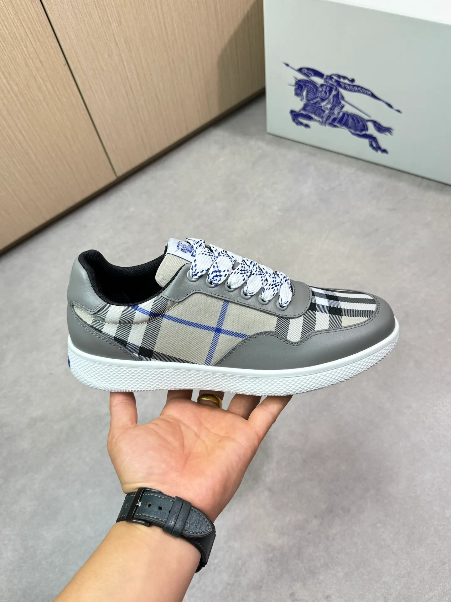 P400 [BURBERRY] Burberry casual sports sneakers - Upper: imported 🔝 Napa calfskin, brand totem cloth, tongue brand cloth label - Lining: brand canvas, foot pad; water-dyed cowhide - Outsole: ultra-light TPR rubber; two-color molded outsole - Super high quality control, fine workmanship: highlighted (high-end, luxury, grade) -Size : 38-44 (Male 45, can be customized)·BBR0372